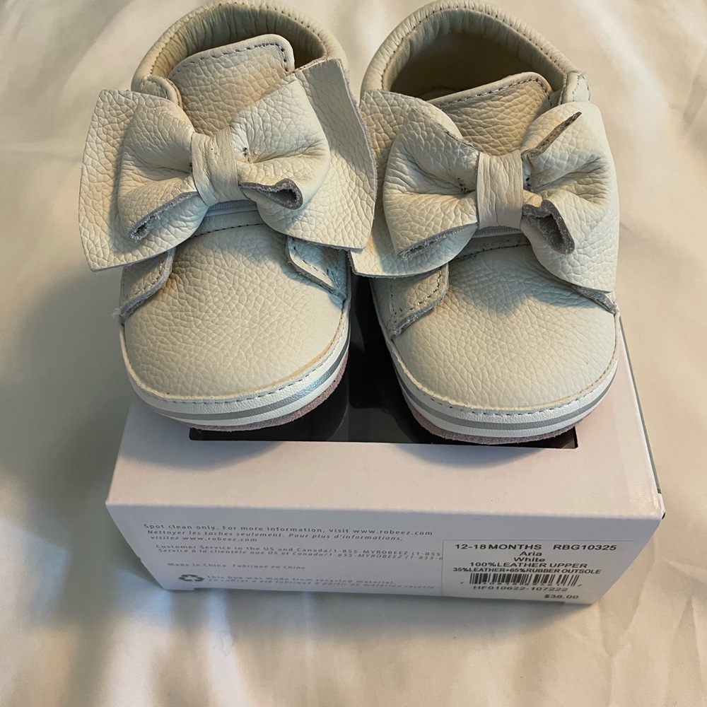 Aria white 12-18m Robeez girls shoes. NWT